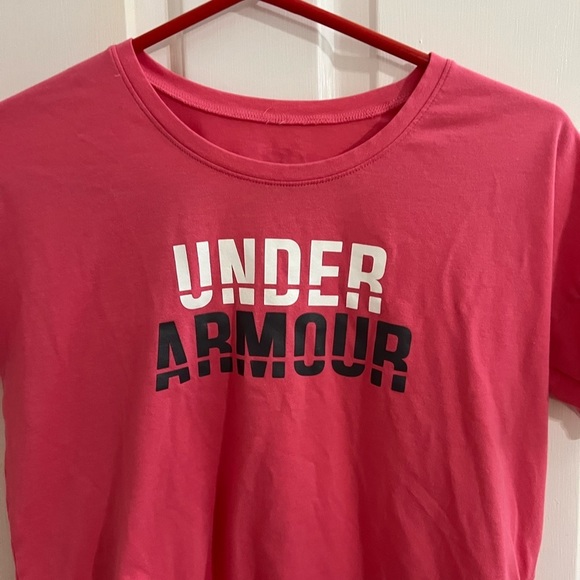 Women’s under armour short sleeve loose fit shirt. Tag is missing. - Picture 3 of 5